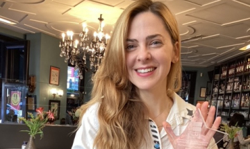 Rena Morfi accepting the HFS award for best performance (FANTASIA) in the 2020 Expo