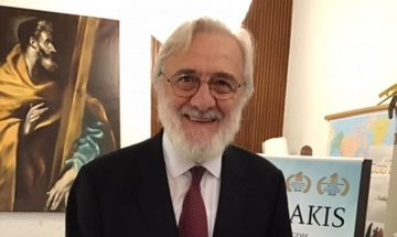 Director Iannis Smaragdis (KAZANTZAKIS) displaying his Audience Award during the 2019 Expo.